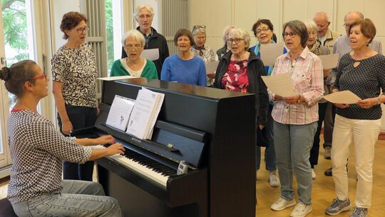Chris Kunstmann am Klavier probt mit Sängerinnen und Sängern. Foto: Ulrike Rapp-Hirrlinger Chris Kunstmann am Klavier probt mit Sängerinnen und Sängern. Foto: Ulrike Rapp-Hirrlinger