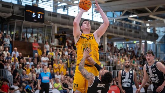 Der „Big Man“ bleibt: Nico Bretzel wird seine wuchtigen 2,12 Meter auch kommende Saison für die Kirchheimer aufs Parkett bringen Der „Big Man“ bleibt: Nico Bretzel wird seine wuchtigen 2,12 Meter auch kommende Saison für die Kirchheimer aufs Parkett bringen