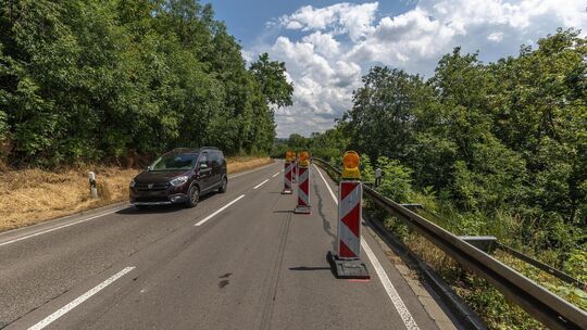 Der Hangrutsch auf der Plochinger Steige ist so weit fortgeschritten, dass ein Abschnitt der Straße gesperrt werden muss. Foto: Der Hangrutsch auf der Plochinger Steige ist so weit fortgeschritten, dass ein Abschnitt der Straße gesperrt werden muss. Foto:
