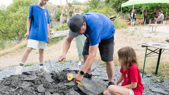 Auch die Suche nach Fossilien war im Naturschutzzentrum möglich. Foto: Peter Dietrich Auch die Suche nach Fossilien war im Naturschutzzentrum möglich. Foto: Peter Dietrich