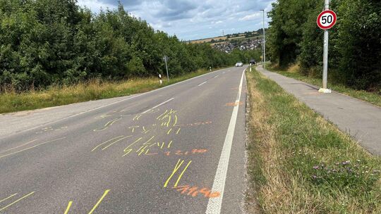 Markierungen auf der Fahrbahn, Blumen und Kerzen zum Gedenken: Sie zeugen vom tragischen Unfall, der sich in der Nacht von Samst Markierungen auf der Fahrbahn, Blumen und Kerzen zum Gedenken: Sie zeugen vom tragischen Unfall, der sich in der Nacht von Samst