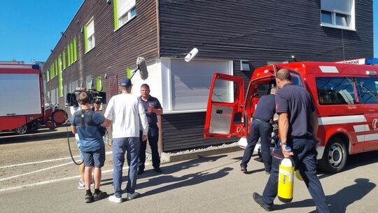 Der SWR zu Gast in Unterensingen: Das Filmteam dreht, wie die Feuerwehr ihr Material zum Ersatzmagazin bringt. Foto: Barbara Gos Der SWR zu Gast in Unterensingen: Das Filmteam dreht, wie die Feuerwehr ihr Material zum Ersatzmagazin bringt. Foto: Barbara Gos