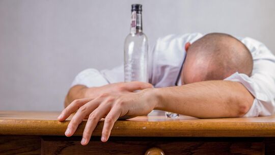 Eine große Anzahl an Menschen weist einen kritischen Umgang mit Alkohol auf. Symbolfoto: pixabay Eine große Anzahl an Menschen weist einen kritischen Umgang mit Alkohol auf. Symbolfoto: pixabay