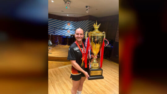 Katharina Goldammer mit ihrem riesen großen Pokal. Foto: pr