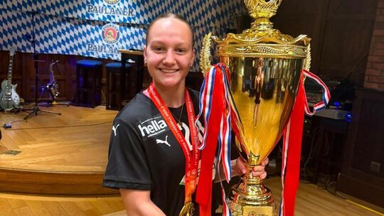 Katharina Goldammer mit ihrem riesen großen Pokal. Foto: pr