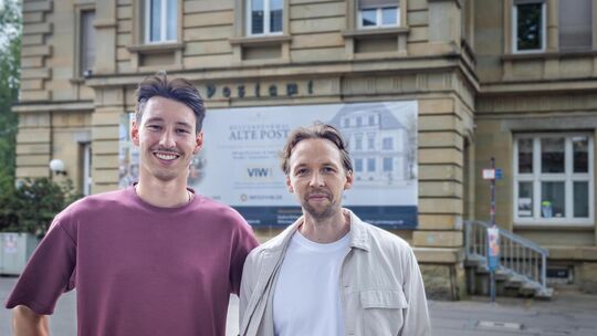 Maximilian Ruf (links) und Vincent Büchner von der VIW GmbH auf dem Kirchheimer Postplatz. Im Hintergrund ist das alte Postgebäu Maximilian Ruf (links) und Vincent Büchner von der VIW GmbH auf dem Kirchheimer Postplatz. Im Hintergrund ist das alte Postgebäu