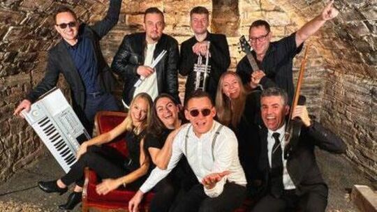 Superclusive spielen am Samstag ab 19 Uhr beim Benefiz-Event „Rock am Turm“ auf dem Weilheimer Kirchplatz. Foto: pr Superclusive spielen am Samstag ab 19 Uhr beim Benefiz-Event „Rock am Turm“ auf dem Weilheimer Kirchplatz. Foto: pr