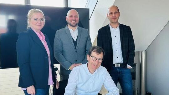 Das Knights-Geschäftsführer-Duo Bettina Schmauder und Chris Schmidt (hinten von links) mit dem Kreisbauvorsitzenden Bernd Weiler Das Knights-Geschäftsführer-Duo Bettina Schmauder und Chris Schmidt (hinten von links) mit dem Kreisbauvorsitzenden Bernd Weiler