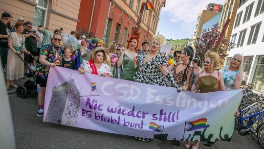 Beim Esslinger CSD stehen queere Menschen am Samstag für ihre Rechte und ihre Sichtbarkeit ein. Foto: Roberto Bulgrin Beim Esslinger CSD stehen queere Menschen am Samstag für ihre Rechte und ihre Sichtbarkeit ein. Foto: Roberto Bulgrin
