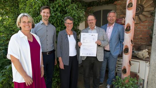 Die Erlaubnis für die Kugelmühle in der Hand: Kugelmüller Stefan Metzler (Zweiter von rechts) mit (von links): Hauptamtsleiterin Die Erlaubnis für die Kugelmühle in der Hand: Kugelmüller Stefan Metzler (Zweiter von rechts) mit (von links): Hauptamtsleiterin