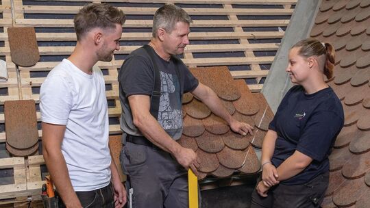 Hier lernen die Azubis, ein Dach einzudecken. Foto: ZVDH/akz-o Hier lernen die Azubis, ein Dach einzudecken. Foto: ZVDH/akz-o