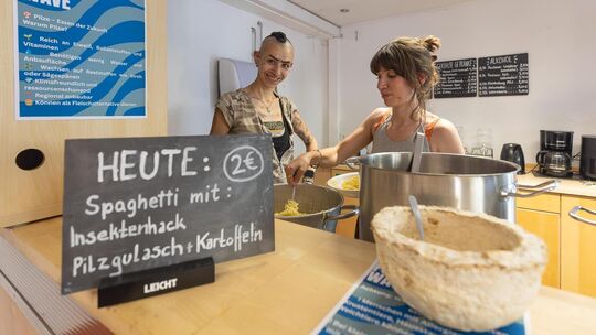 Jeter Bas und Selina Seitz-Schnabl geben das Essen am Donnerstagabendtreff in der Linde aus. Foto: Carsten Riedl Jeter Bas und Selina Seitz-Schnabl geben das Essen am Donnerstagabendtreff in der Linde aus. Foto: Carsten Riedl