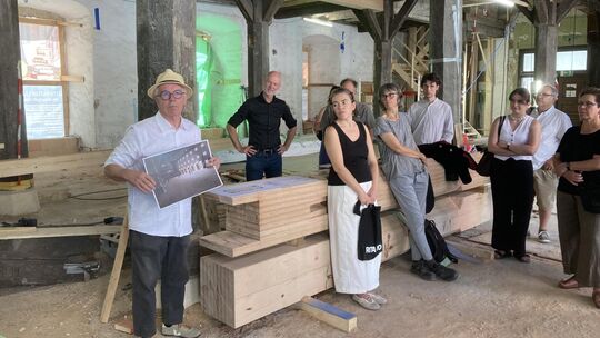 Peter Cheret zeigt bei der Kornhausführung in einer Visualisierung, wie der Außenbereich künftig aussehen soll. Foto: Andreas V