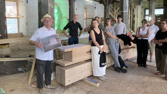 Peter Cheret zeigt bei der Kornhausführung in einer Visualisierung, wie der Außenbereich künftig aussehen soll. Foto: Andreas V Peter Cheret zeigt bei der Kornhausführung in einer Visualisierung, wie der Außenbereich künftig aussehen soll. Foto: Andreas V