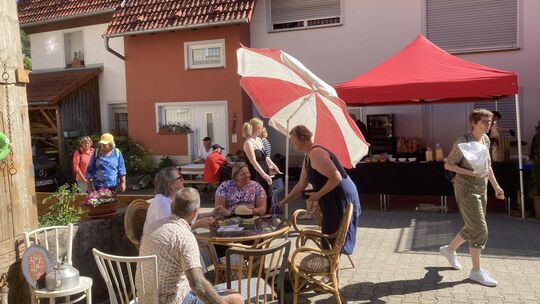 Auch vor den Schopflocher Scheunen lässt sich's im Sommer aushalten - vorausgesetzt, es gibt Schatten. Foto: Andreas Volz