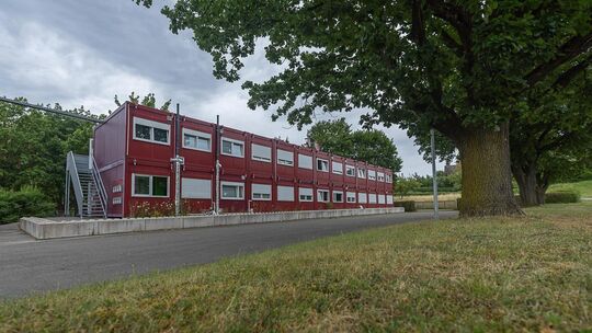 Die Container, in denen in Dettingen Flüchtlinge untergebracht waren, werden verkauft. Foto: Carsten Riedl Die Container, in denen in Dettingen Flüchtlinge untergebracht waren, werden verkauft. Foto: Carsten Riedl