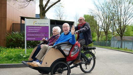 *** Local Caption *** 2026 Rikscha buefet Projekt "RiKi Rikscha Kirchheim" Hermann Steinbrenner (Fahrer), Bewohnerin Gisela Wah *** Local Caption *** 2026 Rikscha buefet Projekt "RiKi Rikscha Kirchheim" Hermann Steinbrenner (Fahrer), Bewohnerin Gisela Wah