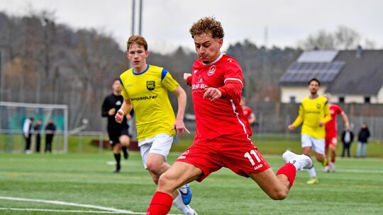 Jannick Hoyler (am Ball) enteilt Andreas Kuchinke – ob die Weilheimer am Ende der kommenden Saison wieder die Nase vor dem VfL h Jannick Hoyler (am Ball) enteilt Andreas Kuchinke – ob die Weilheimer am Ende der kommenden Saison wieder die Nase vor dem VfL h