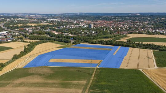 Auf der blau eingefärbten Fläche soll nächstes Jahr der Dettinger Bürgersolarpark entstehen. Foto:Carsten Riedl Auf der blau eingefärbten Fläche soll nächstes Jahr der Dettinger Bürgersolarpark entstehen. Foto:Carsten Riedl