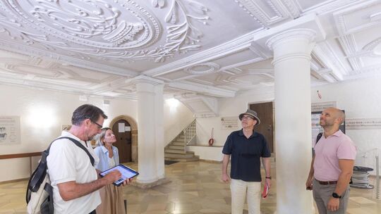 Besichtigung des brandschutzsanierten Schlössle im Kirchheimer Freihof: Die Stuckdecken bleiben unangetastet. Leitungen sind am Besichtigung des brandschutzsanierten Schlössle im Kirchheimer Freihof: Die Stuckdecken bleiben unangetastet. Leitungen sind am
