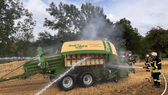Diese Ballenpresse hat den Brand ausgelöst. Foto: privat Diese Ballenpresse hat den Brand ausgelöst. Foto: privat