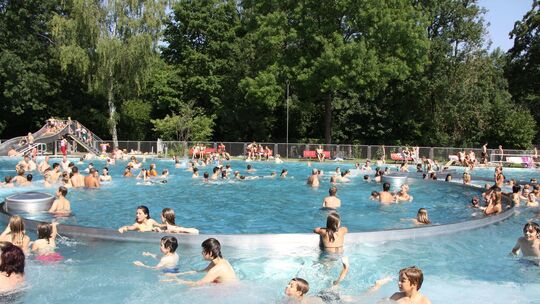 Im Freibad in Kirchheim ist nach Angaben der Stadt täglich ein Security-Mitarbeiter im Einsatz. Foto: Stadt Kirchheim unter Teck Im Freibad in Kirchheim ist nach Angaben der Stadt täglich ein Security-Mitarbeiter im Einsatz. Foto: Stadt Kirchheim unter Teck