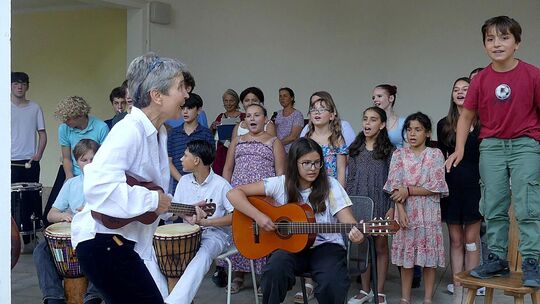 Der Chor des Michaelshofs mit Chorleiterin Christiana Schönhuth-Riepe. Foto: Sabine Ackermann Der Chor des Michaelshofs mit Chorleiterin Christiana Schönhuth-Riepe. Foto: Sabine Ackermann