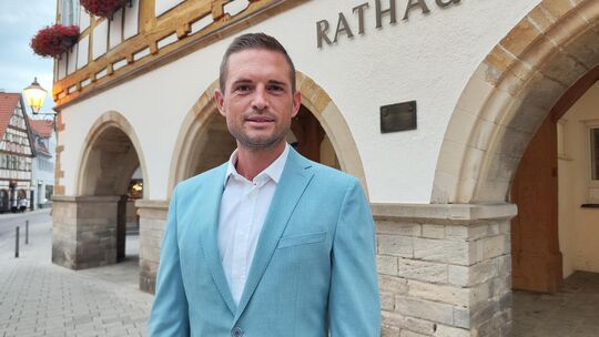 Denis Janzen, Leiter des Haupt- und Ordnungsamtes in Frickenhausen, kandidiert bei der Bürgermeisterwahl in Neuffen. Foto: Kai M Denis Janzen, Leiter des Haupt- und Ordnungsamtes in Frickenhausen, kandidiert bei der Bürgermeisterwahl in Neuffen. Foto: Kai M