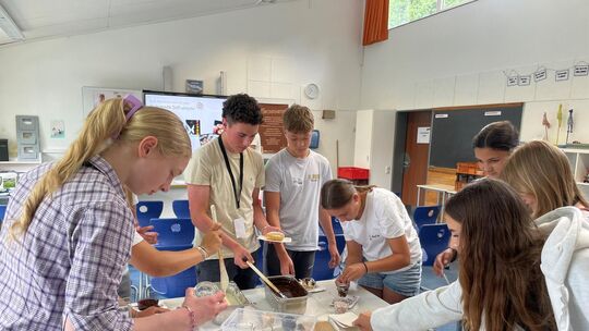 Kleine Praxisübung: Im Raum des Sulzburghofs Lenningen dürfen die Schülerinnen und Schüler kleine Kuchen verzieren. Foto: Antje Kleine Praxisübung: Im Raum des Sulzburghofs Lenningen dürfen die Schülerinnen und Schüler kleine Kuchen verzieren. Foto: Antje