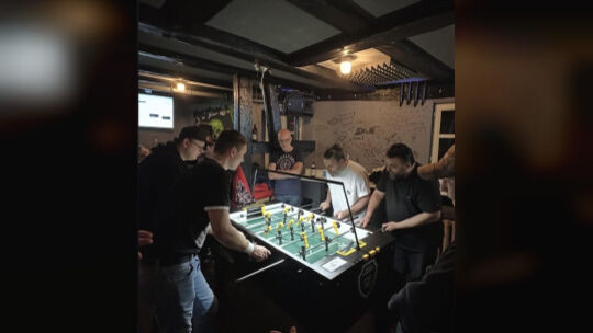 Raus aus dem Pub und rauf auf den Marktplatz: Am Wochenende gibt es in Kirchheim ein Tischfußballturnier im Freien. Foto: pr Raus aus dem Pub und rauf auf den Marktplatz: Am Wochenende gibt es in Kirchheim ein Tischfußballturnier im Freien. Foto: pr