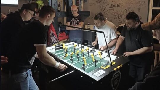 Raus aus dem Pub und rauf auf den Marktplatz: Am Wochenende gibt es in Kirchheim ein Tischfußballturnier im Freien. Foto: pr Raus aus dem Pub und rauf auf den Marktplatz: Am Wochenende gibt es in Kirchheim ein Tischfußballturnier im Freien. Foto: pr