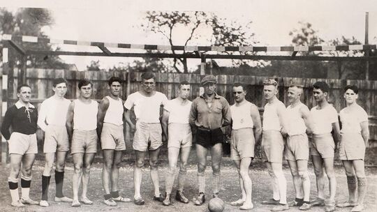 Die erste Kirchheimer Handball-Mannschaft bestritt 1926 ihr Premieren-Testspiel und suchte sich dafür gleich den deutschen Meist Die erste Kirchheimer Handball-Mannschaft bestritt 1926 ihr Premieren-Testspiel und suchte sich dafür gleich den deutschen Meist