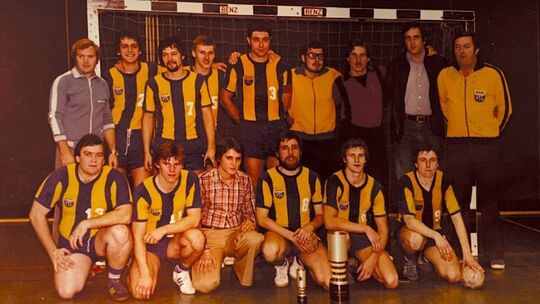 Das Trikot der erfolgreichsten Kirchheimer Männermannschaft diente als Vorlage für ein Jubiläumstrikot, das eigens für 100 Jahre Das Trikot der erfolgreichsten Kirchheimer Männermannschaft diente als Vorlage für ein Jubiläumstrikot, das eigens für 100 Jahre