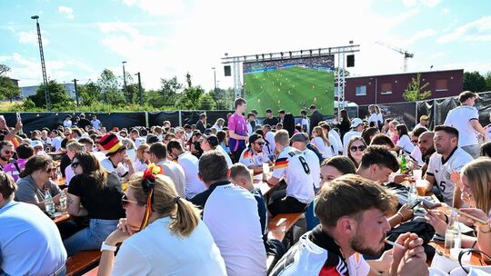 Ohne deutsche Beteiligung aber dafür mit Musik: Zum letzten Mal in diesem Jahr gibt es am Sonntag Public Viewing auf dem Güterba Ohne deutsche Beteiligung aber dafür mit Musik: Zum letzten Mal in diesem Jahr gibt es am Sonntag Public Viewing auf dem Güterba