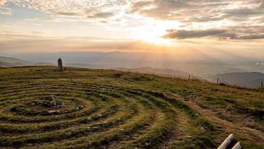 Belchen-Gipfel bei Sonnenaufgang. Foto: TMBW / Joachim Negwer Belchen-Gipfel bei Sonnenaufgang. Foto: TMBW / Joachim Negwer
