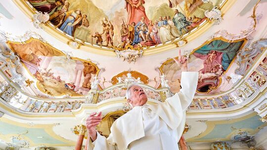 Auf Tour mit dem fliegenden Pater Mohr durch das Kloster Schussenried. Foto: Oberschwaben Tourismus GmbH, Florian Trykowski Auf Tour mit dem fliegenden Pater Mohr durch das Kloster Schussenried. Foto: Oberschwaben Tourismus GmbH, Florian Trykowski