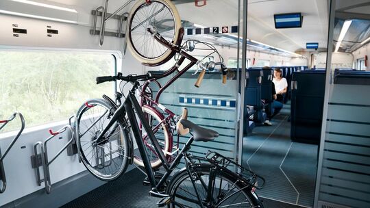 Im Fernverkehr – also in ICE-, IC- und EC-Zügen mit Fahrradmitnahme – muss der Platz für das Fahrrad vorab gebucht werden. Foto: Im Fernverkehr – also in ICE-, IC- und EC-Zügen mit Fahrradmitnahme – muss der Platz für das Fahrrad vorab gebucht werden. Foto: