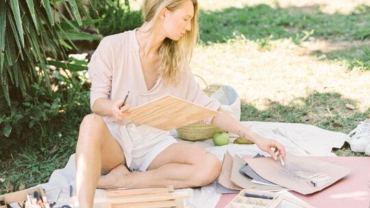 Ob Stricken im Park, Makramee-Knüpfen auf der Terrasse oder das Skizzieren mit Aquarellfarben im schattigen Garten – das handwer