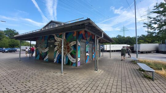 Der Rastplatz Im Rübholz an der A 8 Richtung München: Das Toilettenhäuschen fällt nicht nur durch überschmiertes Graffiti an der Der Rastplatz Im Rübholz an der A 8 Richtung München: Das Toilettenhäuschen fällt nicht nur durch überschmiertes Graffiti an der
