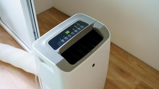 Was früher bei Hitze der Ventilator war, sind heute mobile Klimageräte mit Abluftschlauch. Im Einzelhandel sind sie derzeit weit Was früher bei Hitze der Ventilator war, sind heute mobile Klimageräte mit Abluftschlauch. Im Einzelhandel sind sie derzeit weit