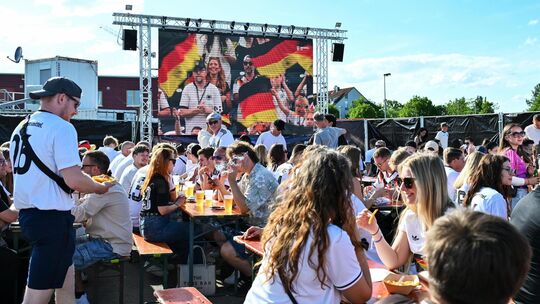 Da war die Hoffnung noch groß: Ein WM-Spiel der deutschen Nationalmannschaft zu Beginn des Turniers beim Kirchheimer Fanfest am Da war die Hoffnung noch groß: Ein WM-Spiel der deutschen Nationalmannschaft zu Beginn des Turniers beim Kirchheimer Fanfest am