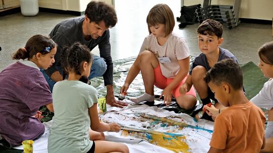 Agustin Castilla_Avila erarbeitet moit den Kindern ein kollektives Kunstwerk. Foto: Florian Stegmaier Agustin Castilla_Avila erarbeitet moit den Kindern ein kollektives Kunstwerk. Foto: Florian Stegmaier