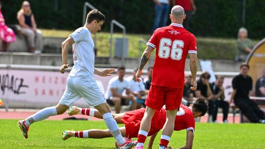 Der TSV Weilheim (in Rot) hat sein erstes Testspiel gegen den TSV Musberg verloren. Foto: Markus Brändli Der TSV Weilheim (in Rot) hat sein erstes Testspiel gegen den TSV Musberg verloren. Foto: Markus Brändli