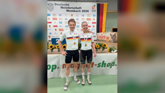 Champions unter sich: Luca Schwarzbauer und Kira Böhm nach der Siegerehrung im Shorttrack. Foto: pr Champions unter sich: Luca Schwarzbauer und Kira Böhm nach der Siegerehrung im Shorttrack. Foto: pr