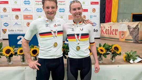 Champions unter sich: Luca Schwarzbauer und Kira Böhm nach der Siegerehrung im Shorttrack. Foto: pr Champions unter sich: Luca Schwarzbauer und Kira Böhm nach der Siegerehrung im Shorttrack. Foto: pr