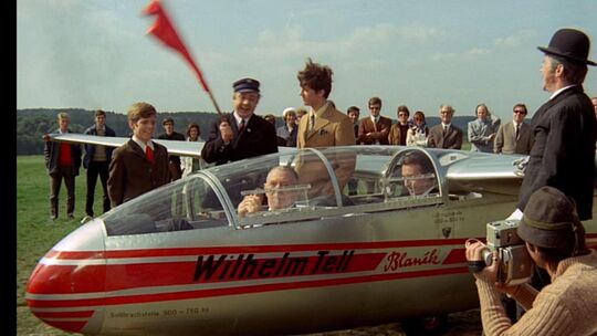 Szene aus dem Film „Hurra, die Schule brennt“: Theo Lingen (vorne) und Peter Alexander sitzen in der Blanik des Nürtinger Flugsp Szene aus dem Film „Hurra, die Schule brennt“: Theo Lingen (vorne) und Peter Alexander sitzen in der Blanik des Nürtinger Flugsp