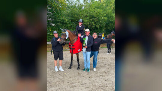 Madita Scherrenbacher und ihre Eltern feiern gemeinsam mit Trainer Uwe Heinrich den Erfolg. Foto: pr Madita Scherrenbacher und ihre Eltern feiern gemeinsam mit Trainer Uwe Heinrich den Erfolg. Foto: pr
