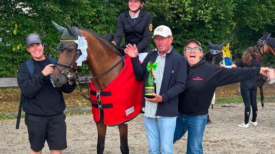 Madita Scherrenbacher und ihre Eltern feiern gemeinsam mit Trainer Uwe Heinrich den Erfolg. Foto: pr