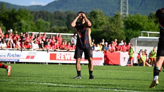 Symbolischer kann ein Bild kaum sein: Michele Latte kann es nicht fassen. Foto: Markus Brändli