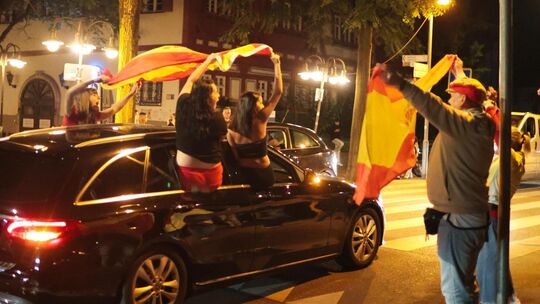 Fiesta! Nach dem WM-Finale ging es für diese spanischen Fans auf den Allenring. Foto: Jörg Bächle Fiesta! Nach dem WM-Finale ging es für diese spanischen Fans auf den Allenring. Foto: Jörg Bächle